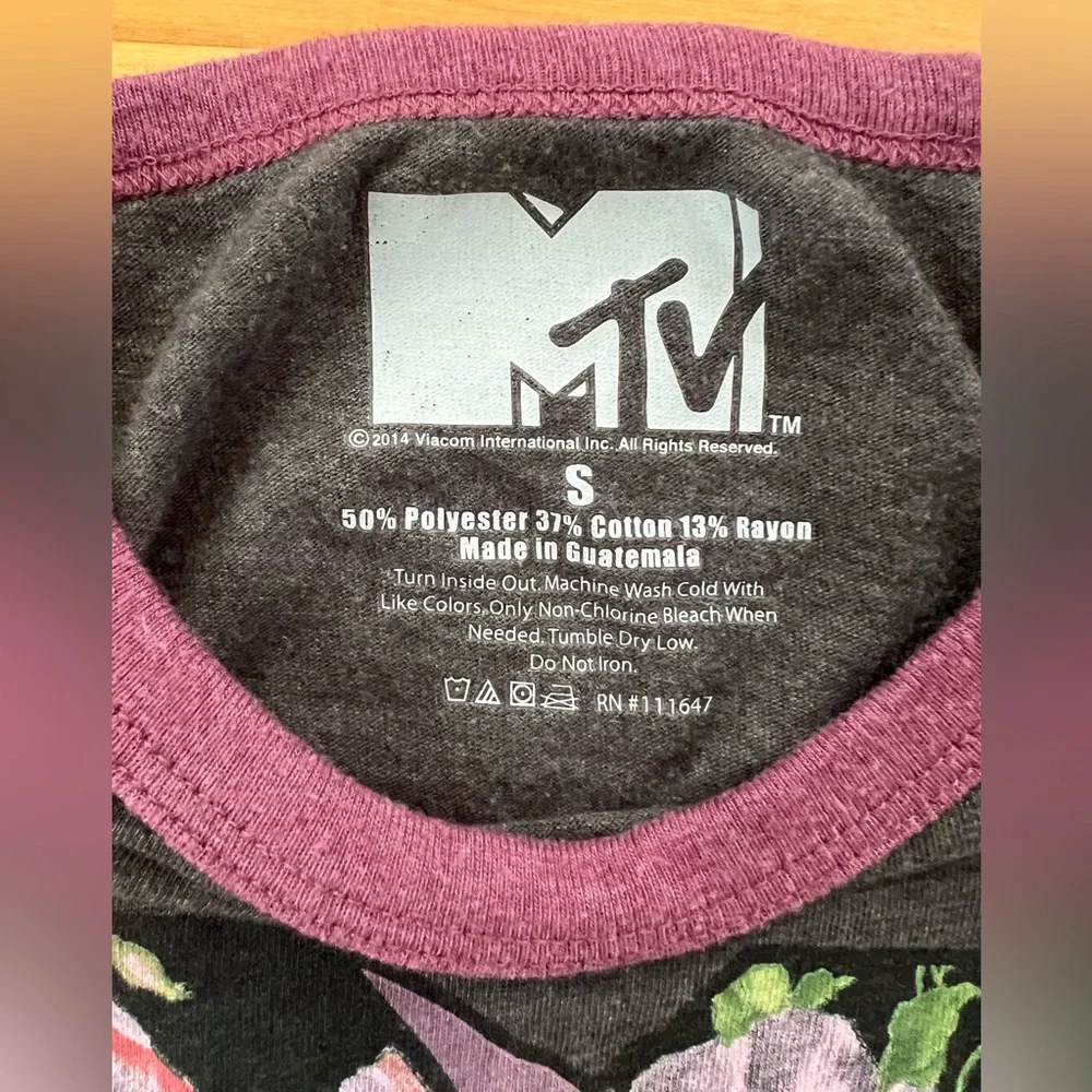 MTV Viacom Charcoal Gray T-Shirt with Floral Logo Women’s Size Small - Picture 3 of 7
